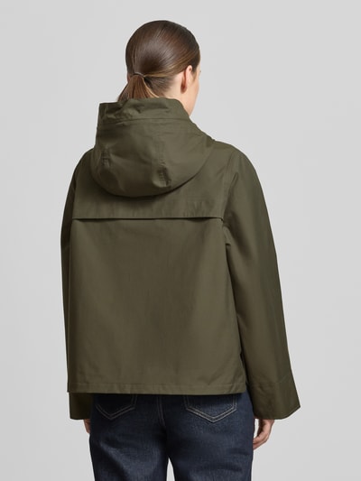 Modelka kobieca nosi Regular Fit Funktionsjacke aus Baumwoll-Mix Modell 'BAYTHORPE' od Barbour, jednolity kolor oliwkowy, materiał bawełniany, kaptur, długi rękaw, krój regular fit, widok całej sylwetki z tyłu.