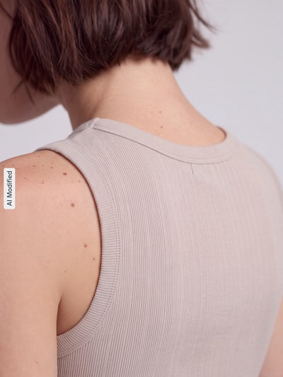 Vrouwenmodel draagt beige getextureerd Slim Fit Top uit mix van katoen van GAP, Dames top, close-up schouder, KI-modificeerd beeld