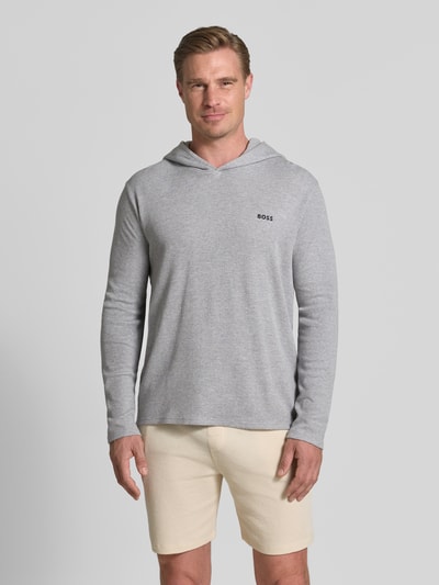 Mężczyznamodel nosi Regular Fit Hoodie aus Baumwoll-Mix von BOSS w jasnoszarym kolorze, gładka tekstura, Ganzkörperansicht z przodu.