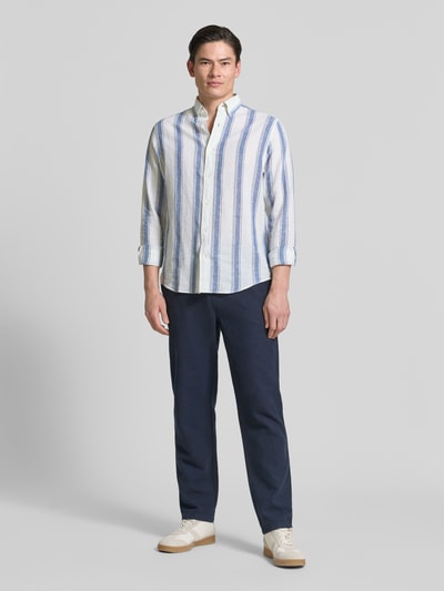 Mannenmodel draagt Regular Fit Freizeithemd aus Leinen-Baumwoll-Mix mit Kentkragen van Gant, wit-blauw streeppatroon, regular fit, ontspannen stofstructuur, volledige lichaamsaanzicht van voren.