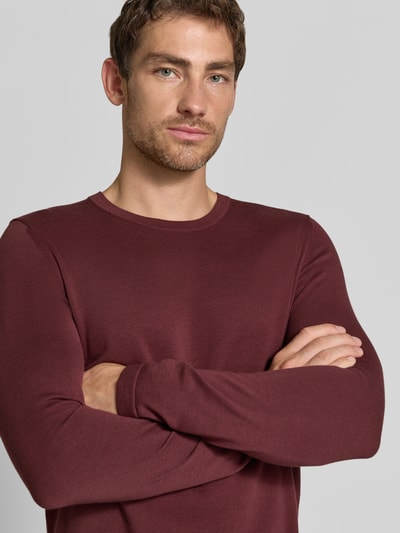 Męski model nosi bluzkę z długim rękawem Regular Fit Longsleeve aus reiner Baumwolle Model 'Irmino' od DRYKORN w kolorze bordowym, imitacja dzianiny, okrągły dekolt, Długość tyłu w rozmiarze M: 68 cm, Długość rękawów w rozmiarze M: 67 cm, zbliżenie na górną część ciała