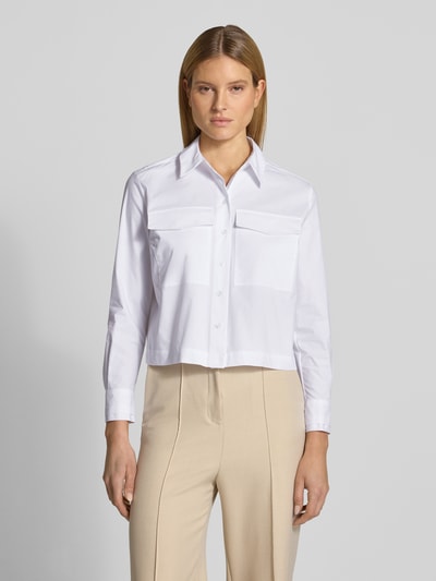 Frauenmodel trägt Regular Fit Hemdbluse mit Brusttaschen von More & More in Weiß, elastischer Baumwoll-Mix, ganzkörperansicht von vorne.