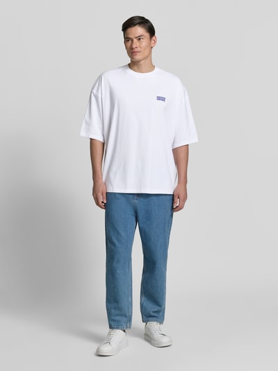Männermodel trägt Herren T-Shirt mit Logo-Print von American Vintage aus Reine Baumwolle im Loose-Fit, Ganzkörperansicht von vorne.