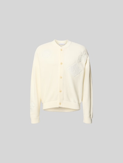 Produktfoto, Strickjacke mit floralem Stitching von MAISON KITSUNÉ, cremefarben, Baumwoll-Mix, Regular-Fit, durchgehende Knopfleiste, elastische Abschlüsse, Rückenlänge 70 cm, Schulterbreite 45 cm, Ärmellänge 70 cm