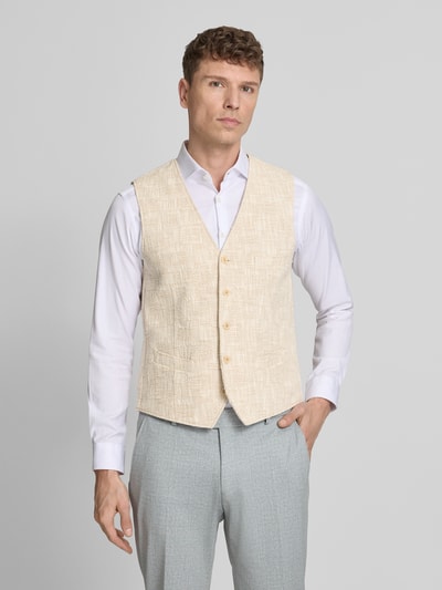 Männermodel trägt Weste mit V-Ausschnitt Modell 'Morley' von CG - Club of Gents aus Baumwoll-Mix, Regular-Fit, beige, Knopfleiste, Eingrifftaschen, Ganzkörperansicht von vorne