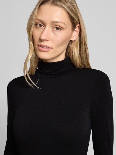 Modelka nosi Longsleeve mit Rollkragen von Marc Cain, mieszanka materiałów z dodatkiem streczu, dopasowany krój, jednokolorowy, długość tyłu w rozmiarze 36: 58 cm, zbliżenie na górną część ciała.