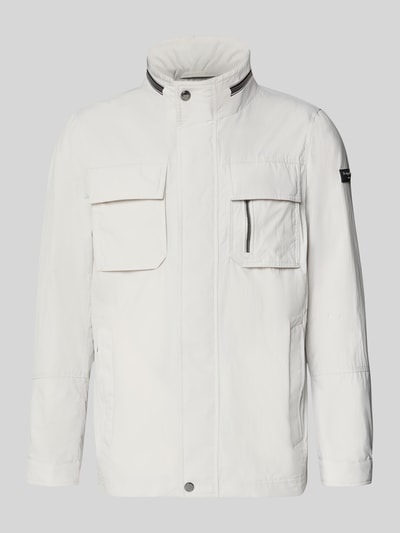 Produktfoto, Regular Fit Jacke mit Stehkragen von Bugatti, biała kurtka z aplikacją z logo, kieszenie na piersi, krój regular fit, długość tyłu w rozmiarze 50: 72 cm, szerokość ramion w rozmiarze 50: 46 cm, szerokość w rozmiarze 50: 52 cm, długość rękawów w rozmiarze 50: 68 cm, chowany kaptur, gładka struktura