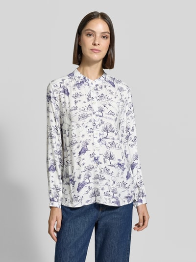 Vrouwenmodel draagt Regular Fit blouse uit zuiver viscose met all-over motiefprint, ronde hals, lange mouwen, knoopsluiting van Emily Van den Bergh, ruglengte maat 36: 69 cm, mouwlengte maat 36: 63 cm, dames blouse, all-over motiefprint, zuiver viscose, regular fit, voorkant bovenlichaam close-up