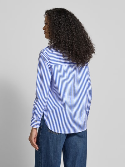 Frauenmodel trägt Regular Fit Hemdbluse mit floralem Print von Christian Berg Woman aus Baumwolle-Mix, blau-weiß gestreift, Ganzkörperansicht Rückansicht.