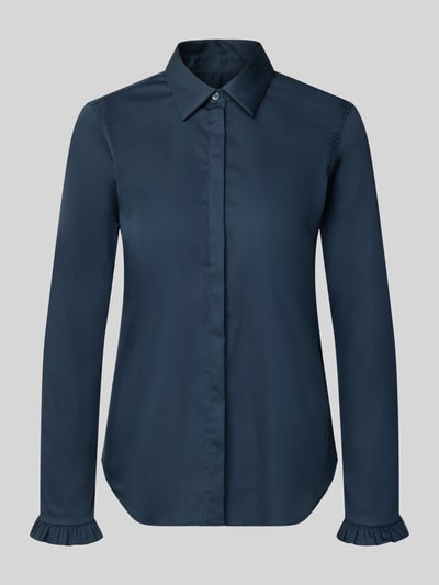 Produktfoto, dunkelblaue Hemdbluse aus Baumwoll-Mix Modell 'Mattie' von MOS MOSH, Slim Fit, Rüschen an Ärmeln, Hemdblusenkragen, abgerundeter Saum