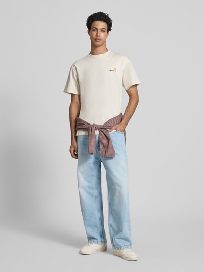 Männermodel trägt Wide Fit Jeans im 5-Pocket-Design Modell 'Brandon' von Carhartt Work In Progress aus Reine Baumwolle, hellblau, Ganzkörperansicht von vorne.