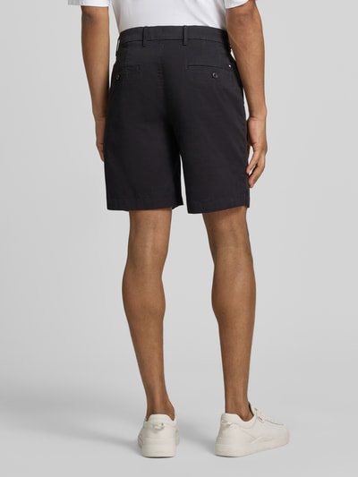 Männermodel trägt Chinoshorts aus Baumwoll-Mix Modell 'DOVER' von Tommy Hilfiger, Optik: Unifarben, Passform: Regular-Fit, Ganzkörperansicht Rückansicht.
