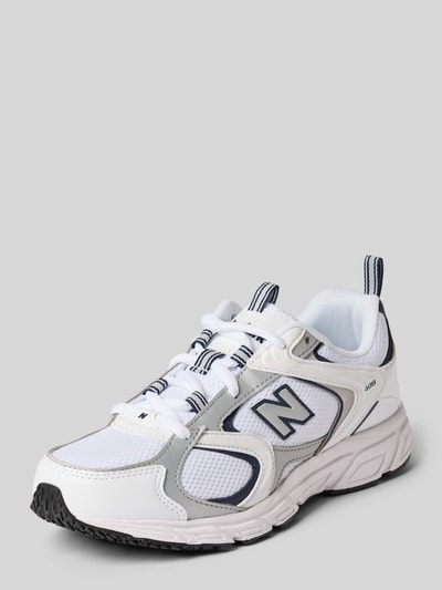 Produktfoto, Sneaker mit Logo-Detail Modell '408' von New Balance in Weiß mit grauen und schwarzen Akzenten, leicht profilierte Sohle, Damen Sneaker, runde Form, Absatz 3 cm, Schafthöhe 7 cm, Schaftweite 8 cm