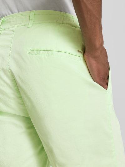 Männermodel trägt Relaxed Fit Bermuda aus Baumwoll-Mix Modell 'TINO' von Brax, Optik: Unifarben, Detailaufnahme Rückansicht.
