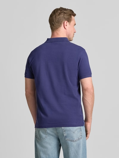 Männermodel trägt Regular Fit Poloshirt mit Label-Stitching von MCNEAL aus bawełna, krój regular fit, listwa guzikowa, długość tyłu 70 cm w rozmiarze M, widok z tyłu całej sylwetki.