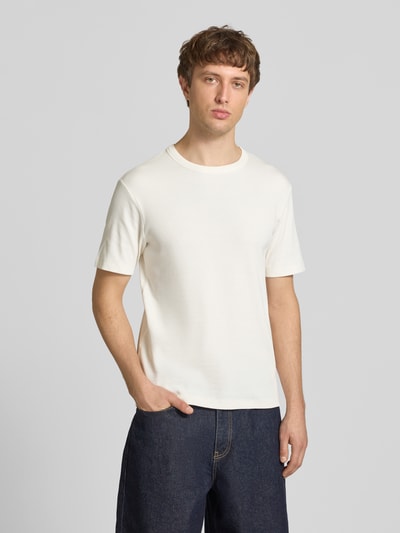 Männermodel trägt Regular Fit T-Shirt aus Baumwoll-Mix von Marc O'Polo Denim, unifarben, Rippstruktur, Rundhals, Ganzkörperansicht von vorne.