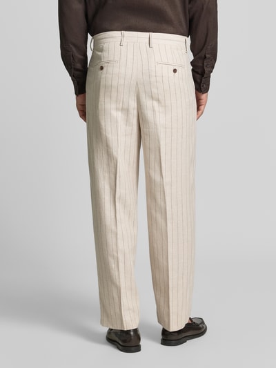 Männermodel trägt Relaxe Fit Anzughose aus Leinen-Bumwoll-Mix Modell 'LADATTI' von Selected Homme, creme mit Streifen, Ganzkörperansicht Rückansicht. Herren Anzughose von Selected Homme.