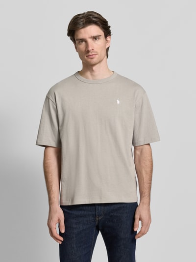 Männermodel trägt Relaxed Fit T-Shirt aus reiner Baumwolle von Polo Ralph Lauren in Optik: Unifarben, Label-Stitching, Ganzkörperansicht von vorne.