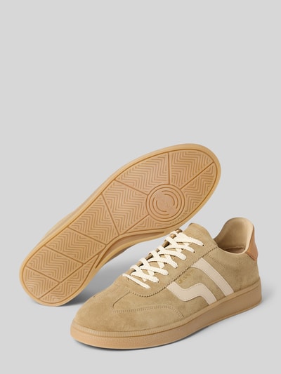 Produktfoto, Sneaker aus echtem Leder Modell 'Cuzmo' von Gant, beige Töne, abgerundete Passform, glatte helle Sohle, sichtbare Logo-Prägung, Schnürverschluss, strukturierte Oberfläche, flacher Absatz, inspiriert vom Kontext Herren Sneaker, Größe 44 mit 3 cm Absatzhöhe, 8 cm Schafthöhe und 8 cm Schaftweite.