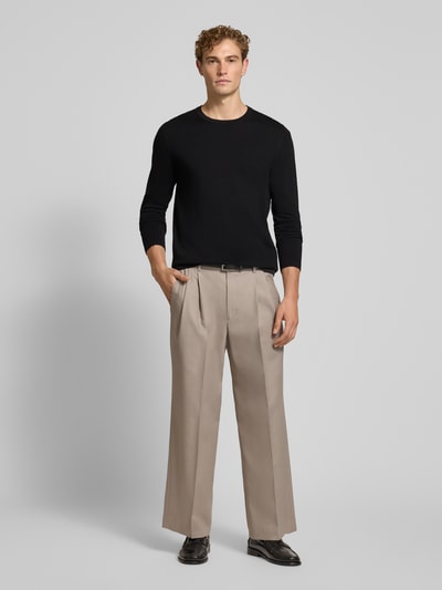 Mannelijk model draagt Slim Fit shirt met lange mouwen van puur katoen met ronde hals en ribboordjes van DRYKORN, ruglengte maat M 70 cm, mouwlengte maat M 70 cm, zwart, beige broek, volledige lichaamsaanzicht van voren.