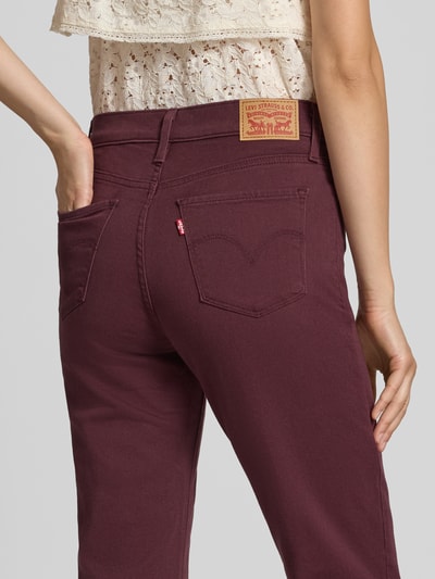 Frauenmodel trägt Straight Fit Jeans aus Baumwoll-Mix mit Viskose-Anteil Modell '314 SHAPING STRAIGHT' von Levi's® 300 in Dunkelrot, Detailaufnahme Rückansicht. Damen Straight Fit Jeans von Levi's® 300