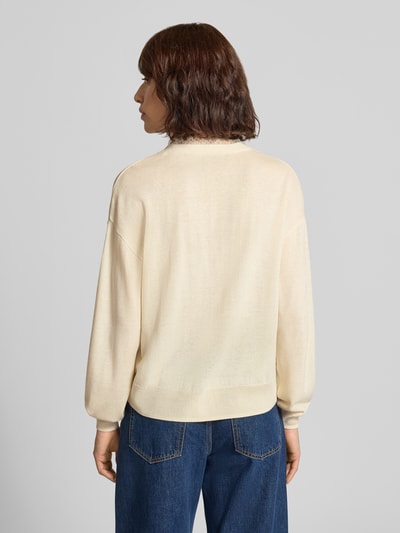 Männermodel trägt kardigan Cardigan mit V-Ausschnitt und Spitzenbesatz von Jake*s Casual, Mieszanka materiałów z lnem, krój regular fit, dekolt w serek, obszycie koronką, listwa guzikowa, długość tyłu w rozmiarze S 55 cm, długość rękawów w rozmiarze S 49 cm, jasny kolor, gładka tekstura, Ganzkörperansicht Rückansicht.