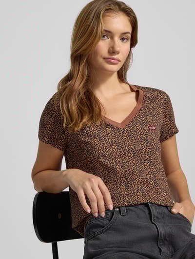 Levi's® T-shirt met V-hals en labelpatch Middenbruin - 3