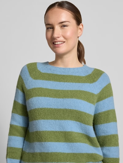 Vrouwenmodel draagt Regular Fit pullover uit alpacamix model 'GHIACCI' van Weekend Max Mara, blauwe en groene strepen, nahaufnahme bovenlichaam.