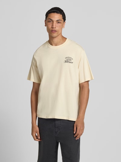 Männermodel trägt T-shirt mit motiefprint model 'VINTAGE CARTOON' van Jack & Jones, puur katoen, regular fit, ronde hals, ruglengte maat M 69 cm, lichte kleur, zachte stof. Ganzkörperansicht van voren.