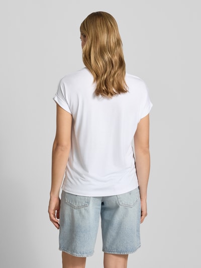 Männermodel trägt biały damski t-shirt Regular Fit T-Shirt aus Viskose-Mix Modell 'MOSTER' von Only, jasne denimowe szorty, gładka tkanina, Ganzkörperansicht Rückansicht.