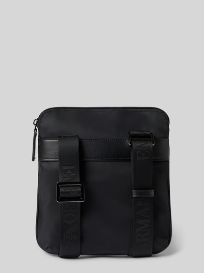 Produktfoto, schwarze Umhängetasche mit Logo-Applikation von Emporio Armani, glatte Oberfläche, verstellbarer Schulterriemen, Reißverschlusstasche, Hauptfach mit Reißverschluss, Maße: 20x21x3 cm, Riemen 90 cm.