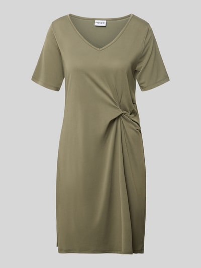 Produktfoto, khakigrünes Regular-Fit Freizeitkleid aus Viskose-Mix Modell 'ANORA' von PIECES, glatte Textur, leichte Drapierung, Damen Freizeitkleid.