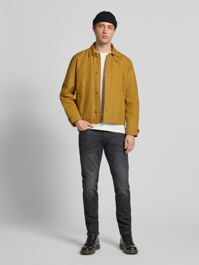 Męski model nosi Jeans mit 5-Pocket-Design od G-Star Raw, bawełna z elastanem, krój slim fit, ciemnoszary, szerokość w rozmiarze 32/32: 41 cm, długość wewnętrzna nogawki: 81 cm, całkowity widok z przodu.