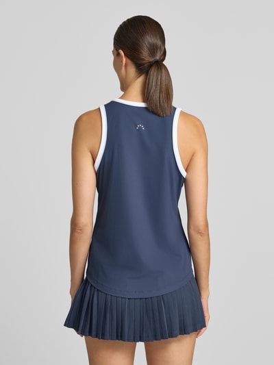 Frauenmodel trägt Top mit Rundhalsausschnitt Modell 'Tegan' von VARLEY, dunkelblau mit weißen Kanten, Rückansicht, taillierte Passform, elastischer Material-Mix, Rückenlänge bei Größe S 62 cm. Ganzkörperansicht Rückansicht.
