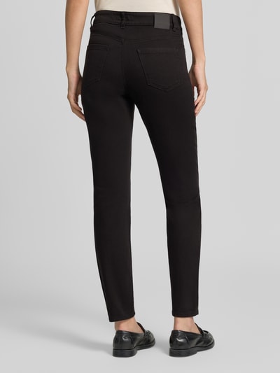 Vrouwenmodel draagt zwarte Skinny Fit Jeans uit elastische katoenmix met Strass-steentjes, 5-pocketmodel, Marc Cain, volledige rugaanzicht. Bandwijdte maat 36: 38 cm, binnenbeenlengte maat 36: 76 cm.