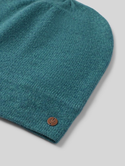 Produktfoto, Beanie aus reinem Kaschmir von FRAAS in meliertem Petrolgrün, glatte Textur, Label-Applikation und Ziernaht sichtbar.