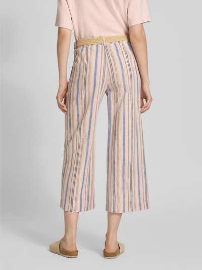 Frauenmodel trägt Wide Fit Stoffhose aus Leinen-Mix von Christian Berg Woman mit Streifenmuster, verkürzter Passform, Ganzkörperansicht Rückansicht.