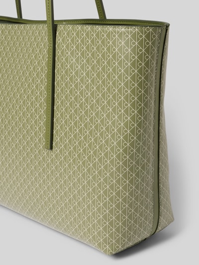 Produktfoto, Shopper mit Logo-Muster von CK Calvin Klein in Grün mit weißen Linien, strukturierte Oberfläche, Tragehenkel, rechteckige Form, herausnehmbare Pouch-Tasche, Maße 45x29x8 cm, Länge Schulterriemen 61 cm