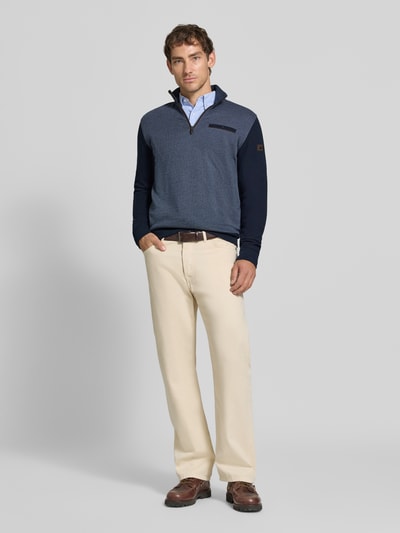 Männermodel trägt Sweatshirt mit Label-Details von bugatti, Two-Tone-Blau, Troyer-Kragen, Brusttasche, Ganzkörperansicht von vorne.