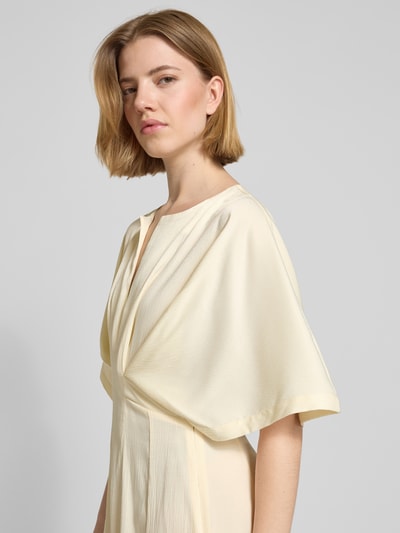 Vrouwenmodel draagt midi-jurk met V-hals model 'VIANNA' van Copenhagen Muse, getailleerd model, drapering, nahaufnahme bovenlichaam.