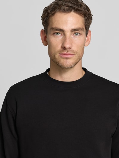 Männermodel trägt schwarzen Slim Fit Pullover aus reiner katoen 'TOM' von Selected, Heren sweatshirt, Nahaufnahme Oberkörper