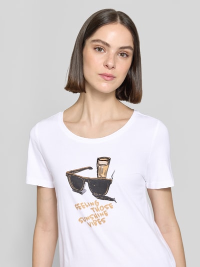 Frauenmodel trägt Regular Fit T-Shirt aus reiner Baumwolle von s.Oliver RED LABEL, Optik: Unifarben, Motiv-Print, Zierperlen, Rundhals, Kurzarm, Ganzkörperansicht von vorne.