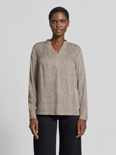 Vrouwenmodel draagt Regular Fit Bluse aus Viskose mit V-Ausschnitt van MORE, beige-bruine all-over look, ruglengte maat 36: 63 cm, mouwlengte maat 36: 61 cm, voorkant volledig zichtbaar, Ganzkörperansicht van voren.