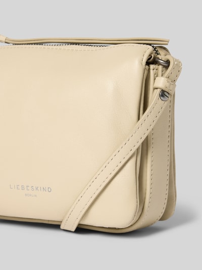 Produktfoto, Crossbody Bag mit Logo-Prägung Modell 'Nina' von LIEBESKIND BERLIN in Beige, feine Narbenstruktur, silberner Reißverschluss, geteiltes Hauptfach, verstellbarer Schulterriemen, Größe 18x13x7 cm, Länge Schulterriemen 119 cm.