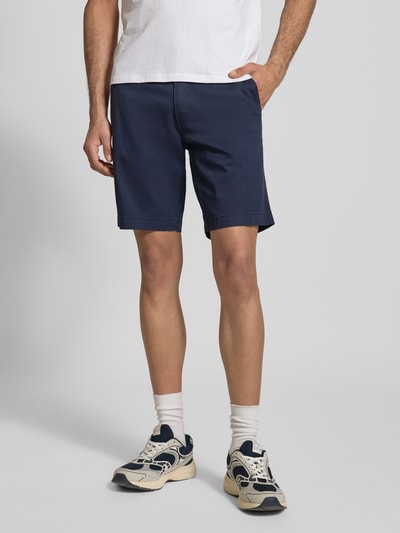 Männermodel trägt Bermudas mit Gesäßtaschen von Levi's®, dunkelblau, Baumwoll-Elasthan-Mix, Gerader Schnitt, Ganzkörperansicht von vorne.