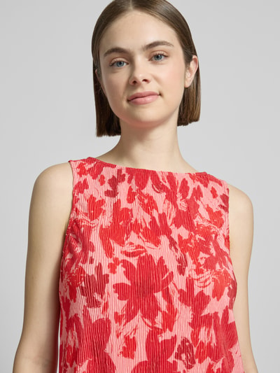 Frauenmodel trägt Regular Fit Tank Top mit Allover-Muster Modell 'FLORA' von Pieces in Plissee-Material und floraler Optik, Nahaufnahme Oberkörper.