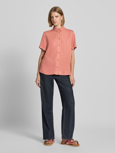 Frauenmodel trägt Regular Fit Bluse aus Viskose-Mix von Jake*s Casual in Rosé mit Hemdblusenkragen und Knopfleiste, Ganzkörperansicht von vorne.