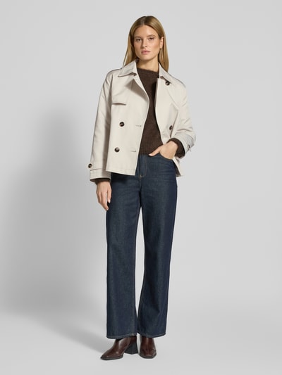 Frauenmodel trägt Trenchcoat in kurzem Design mit Baumwoll-Anteil von Jake*s Casual, beige Farbe, gerade Passform, Ganzkörperansicht von vorne.