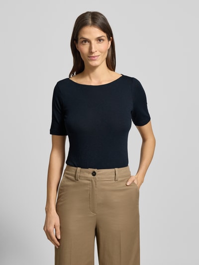 Kobiece modelka nosi T-shirt aus Slub Jersey od Marc O'Polo, damski t-shirt z bawełny, krój slim fit, okrągły dekolt, nadruk z logo na dole, długość tyłu w rozmiarze S: 64 cm, kolor czarny, gładka tekstura, widok całej sylwetki z przodu.