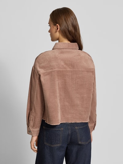 Vrouwenmodel draagt Loose Fit Hemdjacke aus reiner Baumwolle model 'MARINA' van ONLY in poederroze ribstof met donkere jeans, Dames Oversized Shirt van ONLY, geheellichaamsaanzicht achterkant